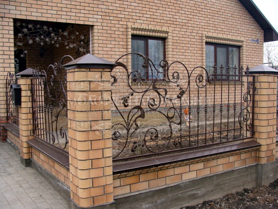 Забор из кирпича с кованым фасадом