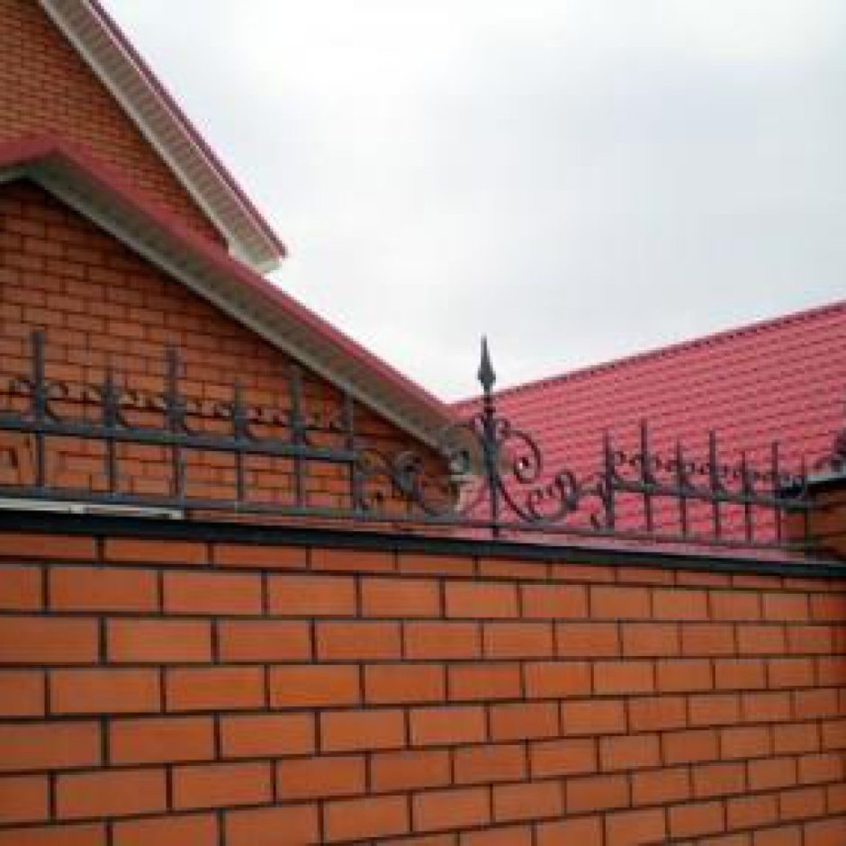 Ковка на кирпичном заборе
