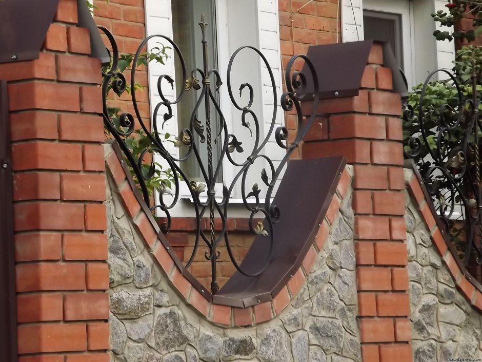 Забор из кирпича и ковки