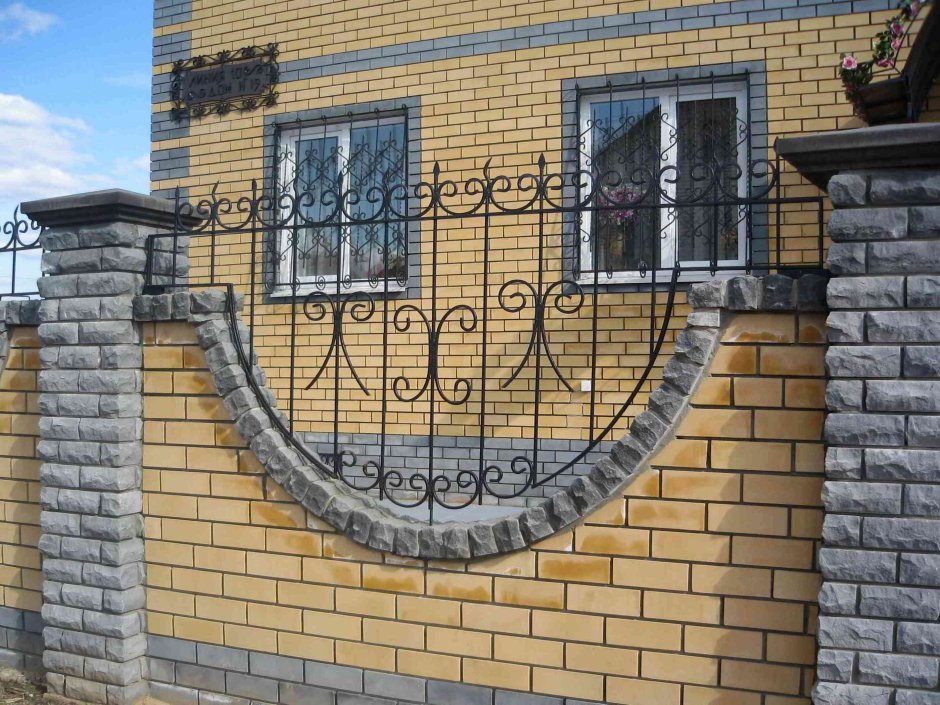 Забор из кирпича и ковки