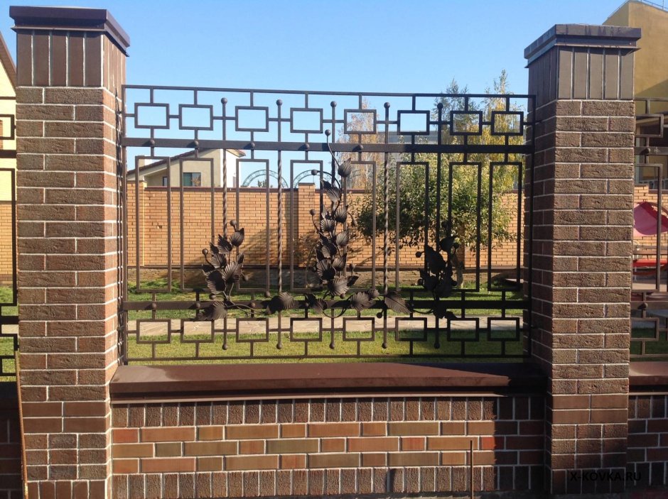 Кирпичный забор с ковкой