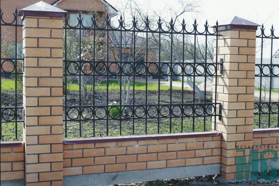Кованый забор с кирпичными столбами