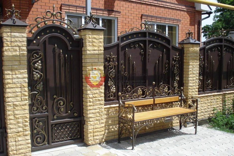 Кованые заборы для частного дома