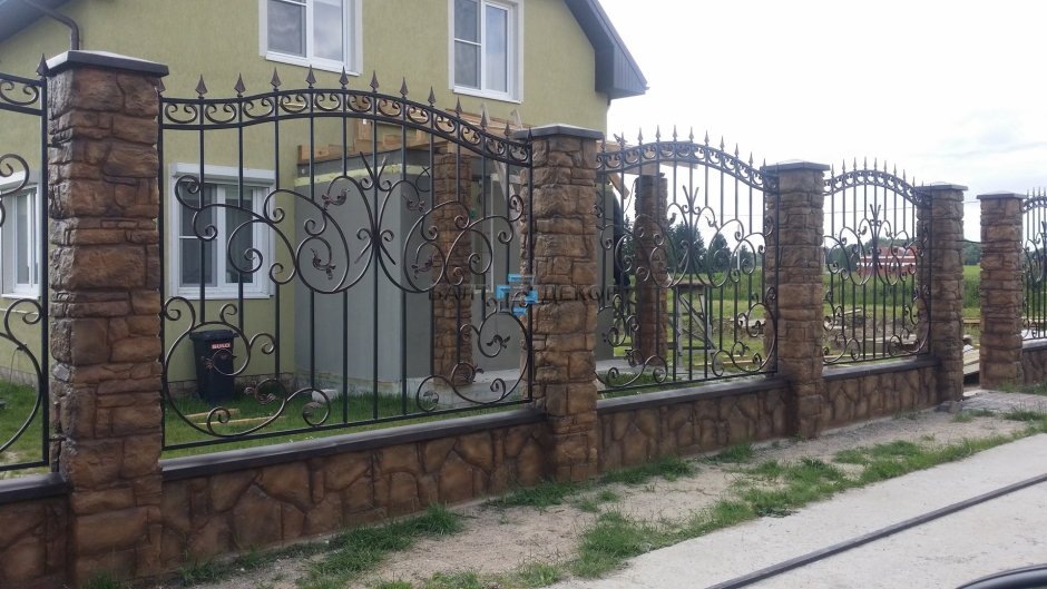 Каменный забор с ковкой