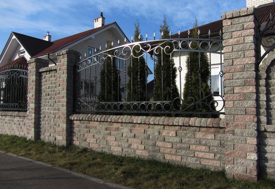 Забор из кирпича с ковкой