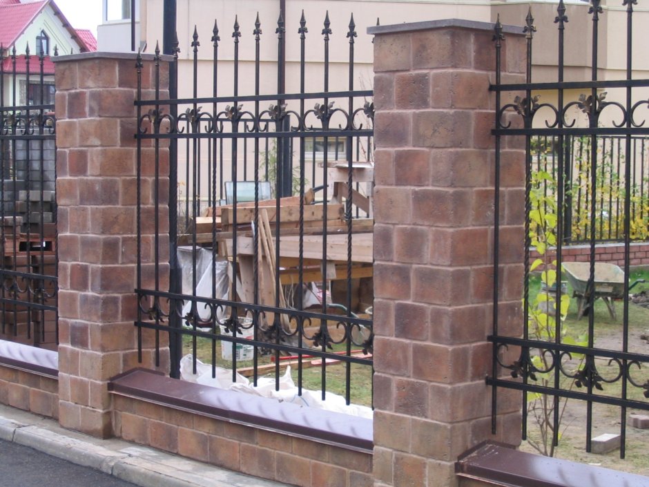 Забор из металлических прутьев