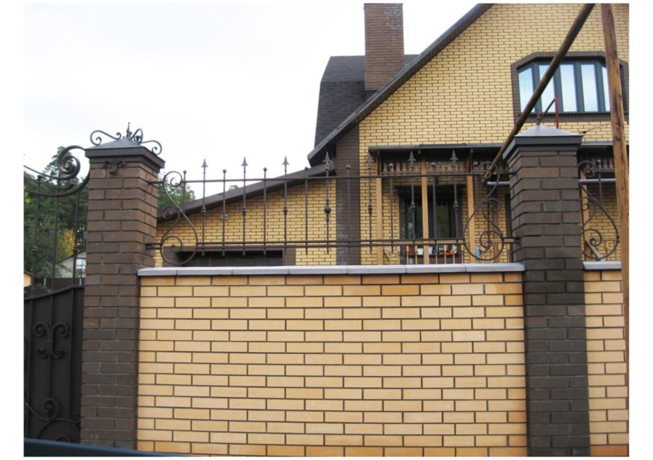 Кирпичный забор с ковкой