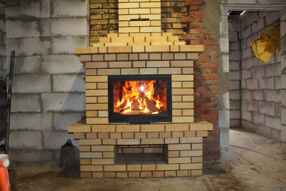 Печь-камин из кирпича