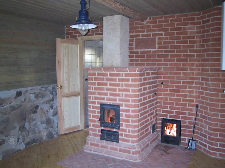 Небольшая печь камин из кирпича