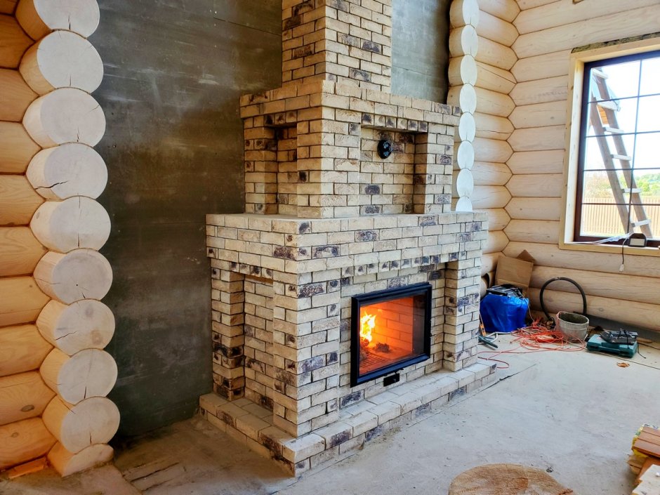 Каминопечь кирпичная с чугунной топкой