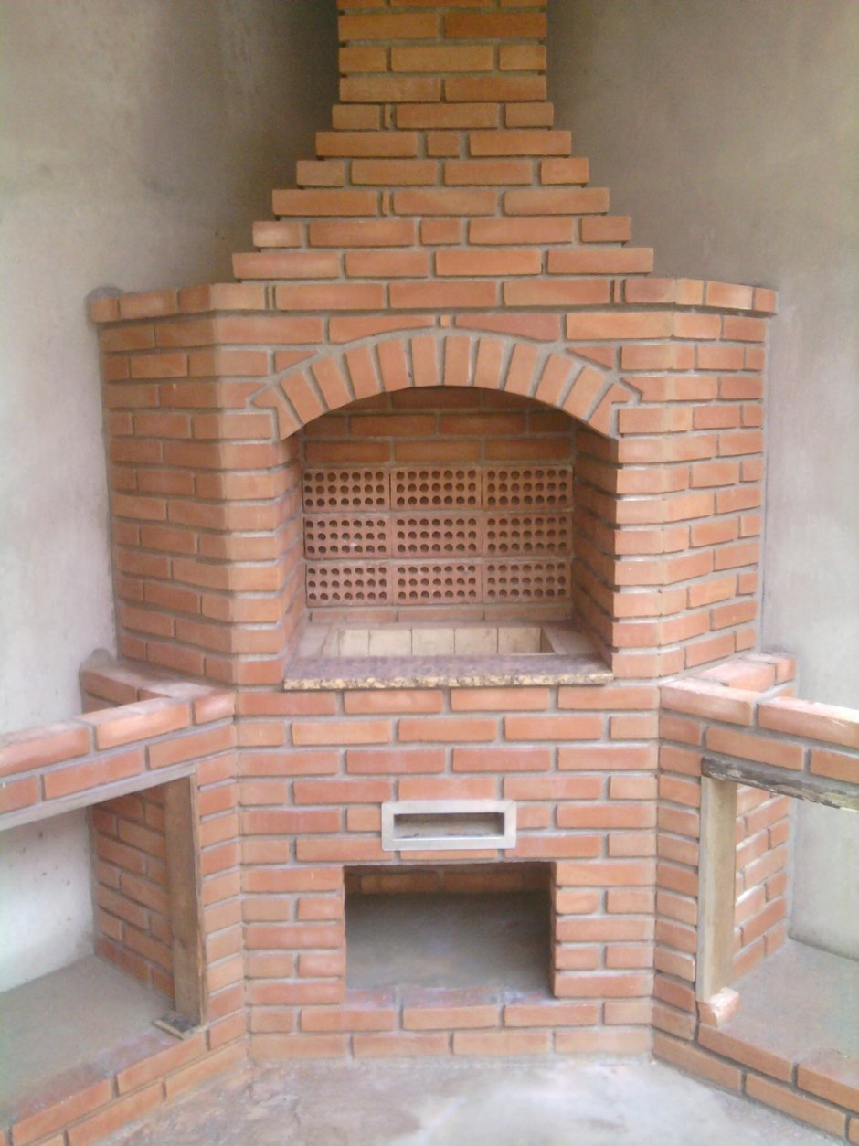 Угловой мангал из кирпича