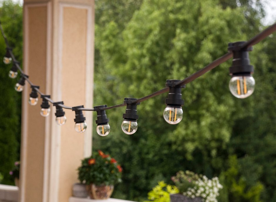 Гирлянды в саду