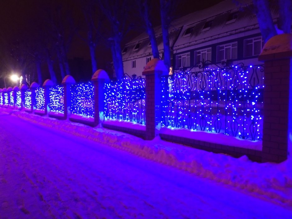 Украсить забор гирляндами