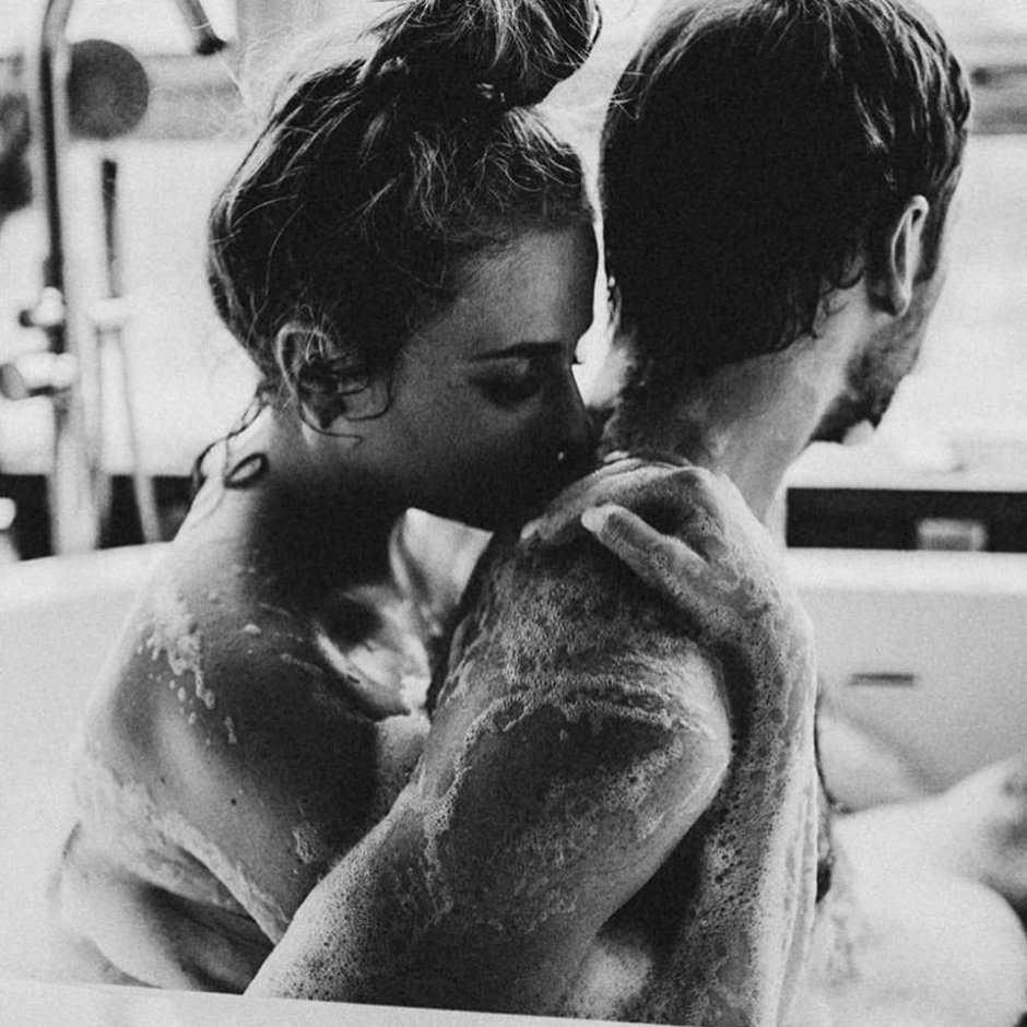 Мужчина и женщина в ванне