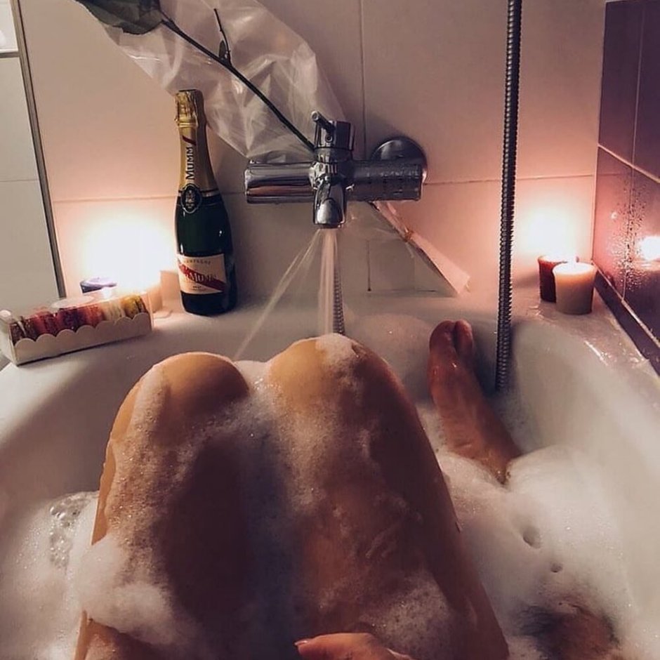 Парень с девушкой в ванне