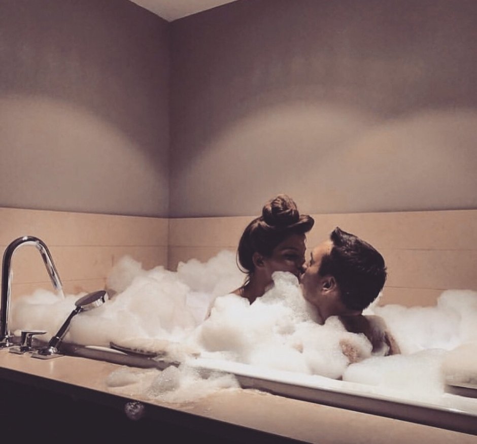 Пара в ванной