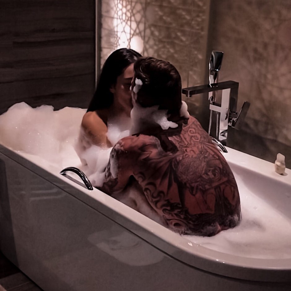 Мужчина и женщина в ванне