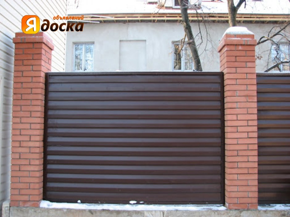 Забор из металлосайдинга софит