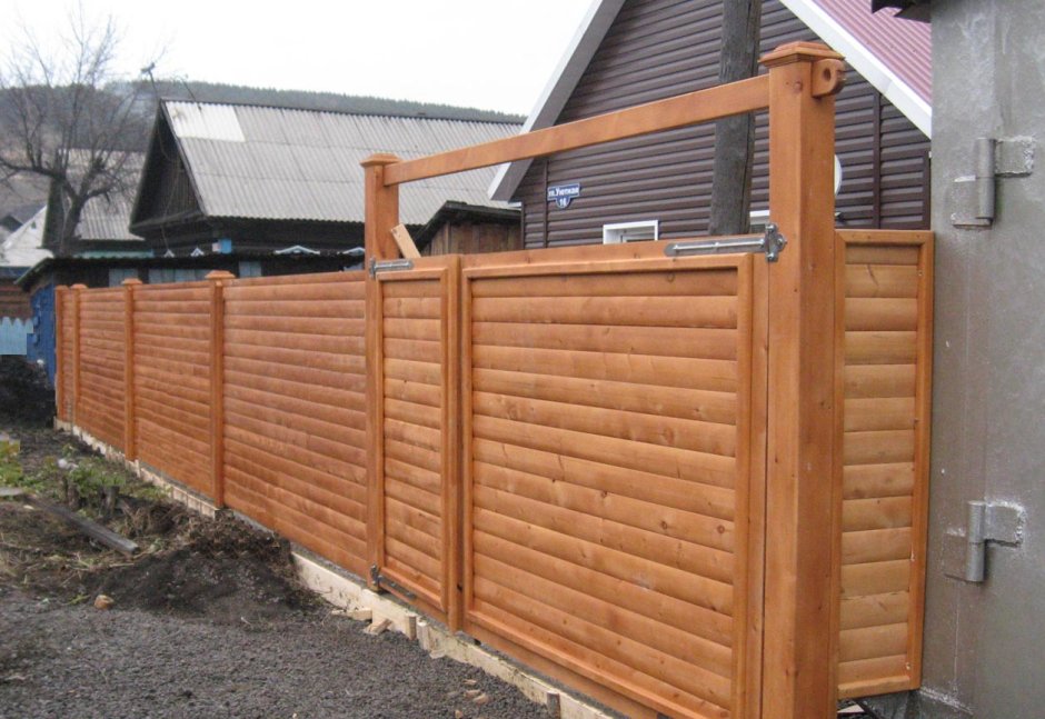Забор из блокхауса