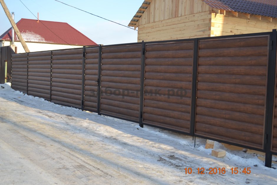Забор из металлосайдинга вертикальный