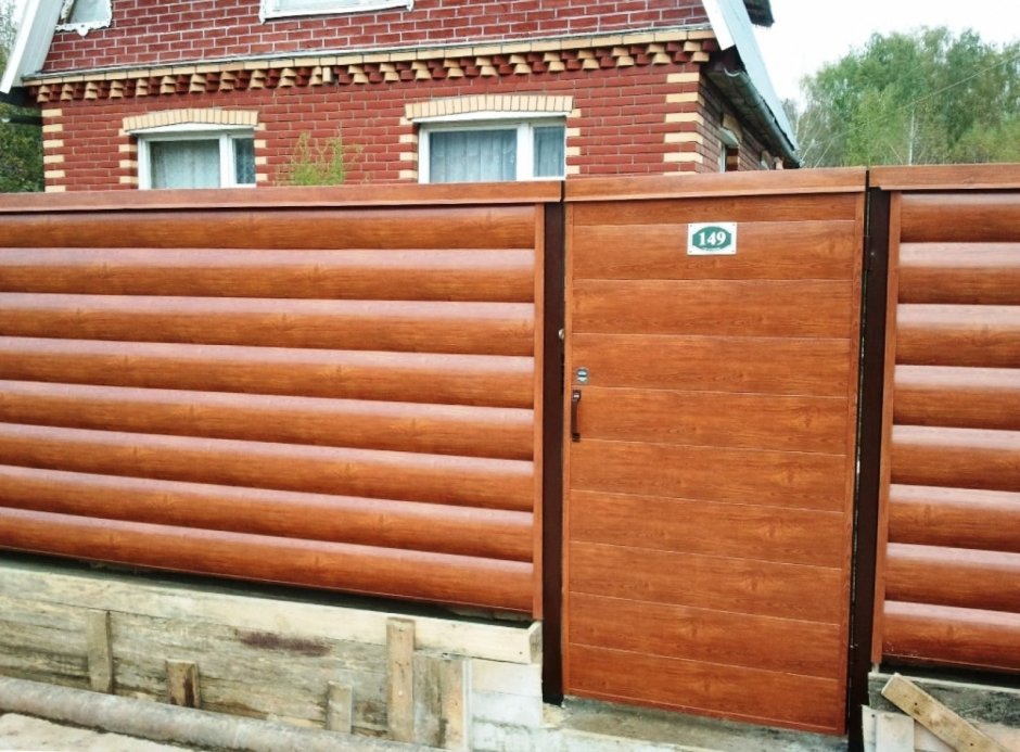 Забор из металлического блокхауса