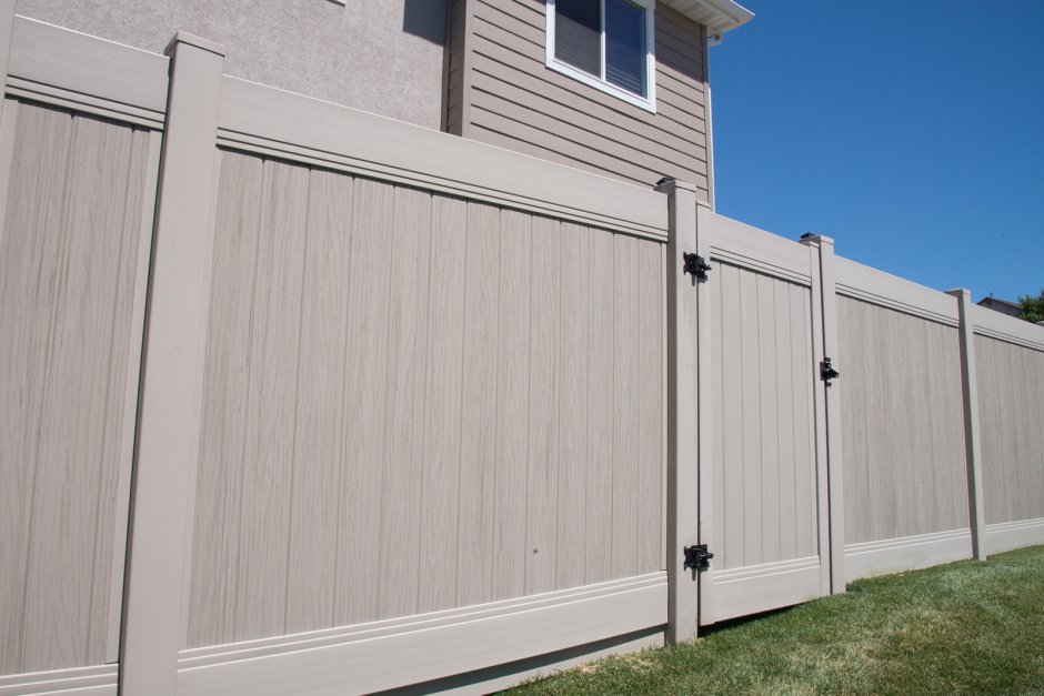 Забор из бежевого сайдинга