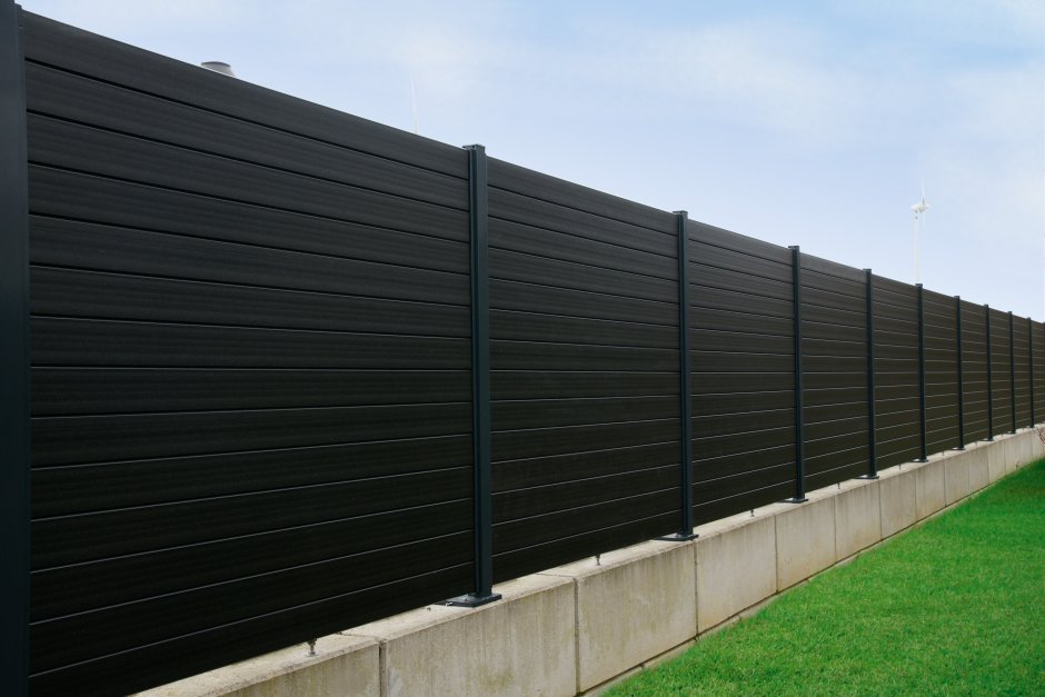 Забор сплошной металлический