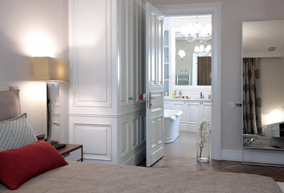 Дверь из спальни в ванную комнату