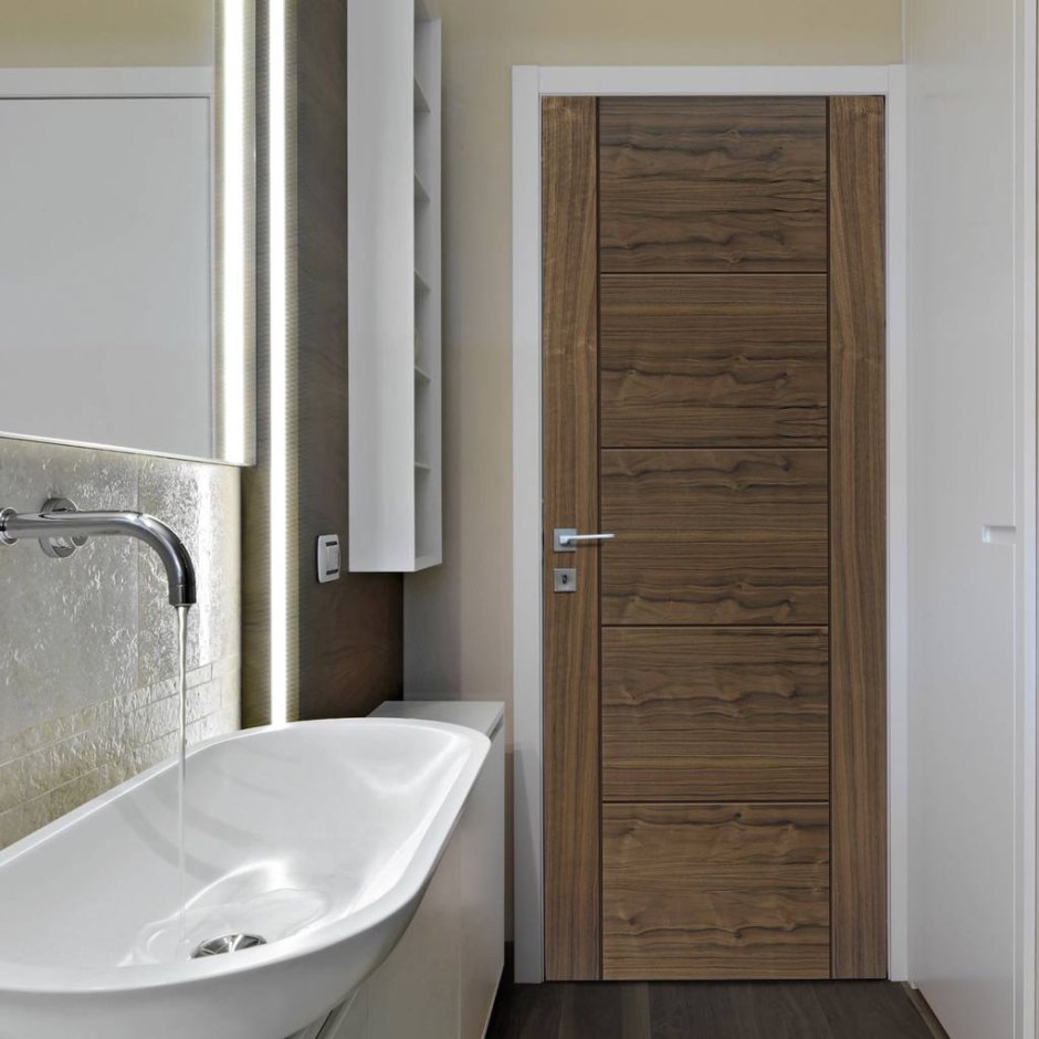 Деревянная дверь в ванную