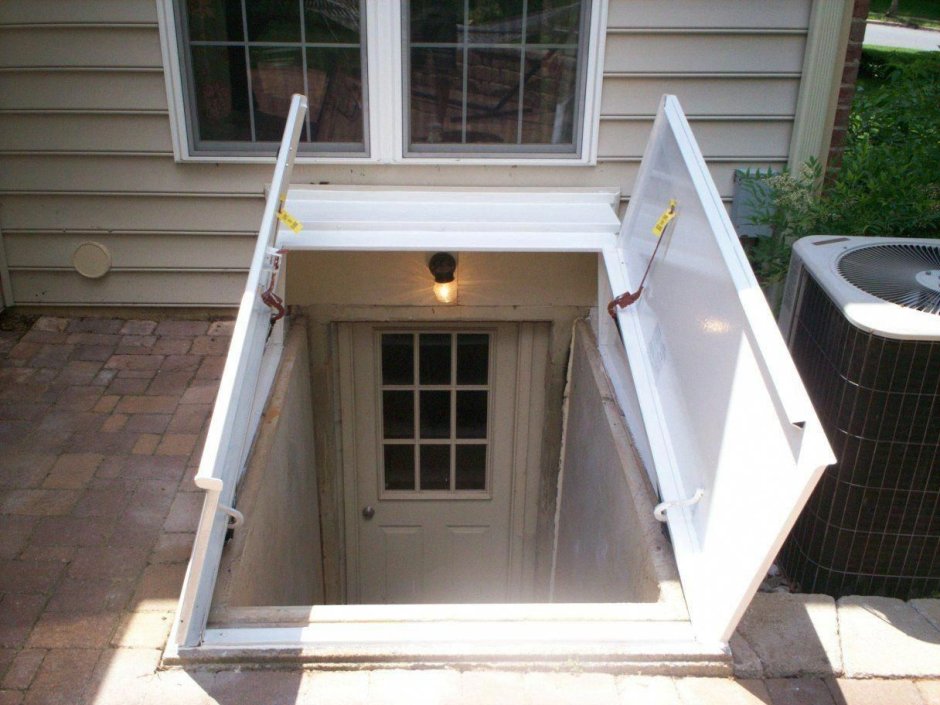 Пластиковая дверь в подвал