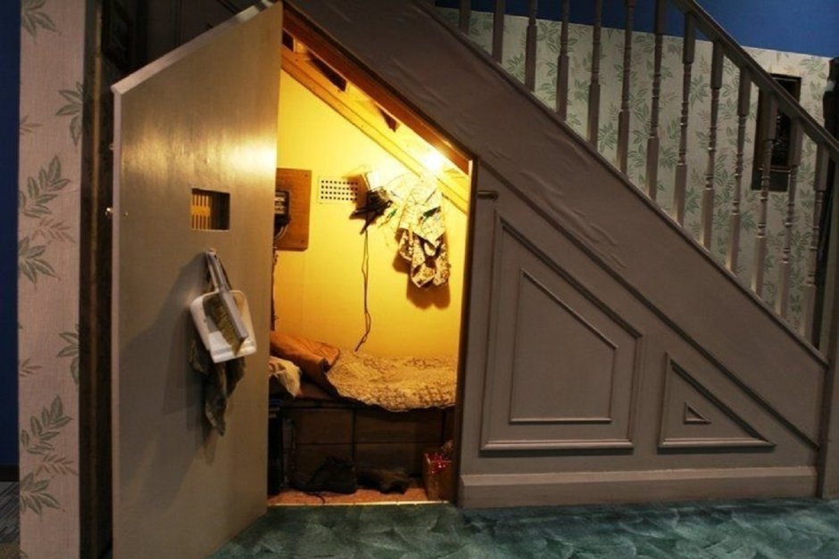 Гарри Поттер в кладовке под лестницей