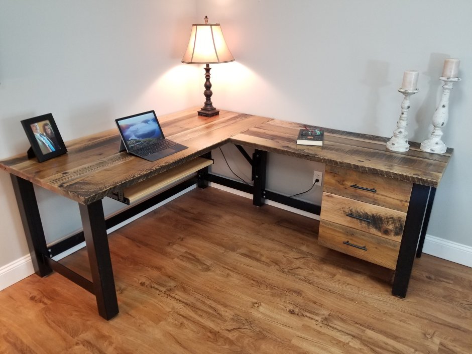 Компьютерный стол из досок