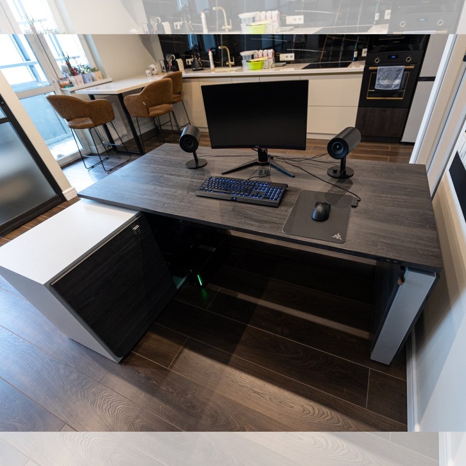Компьютерный стол со встроенной электроникой