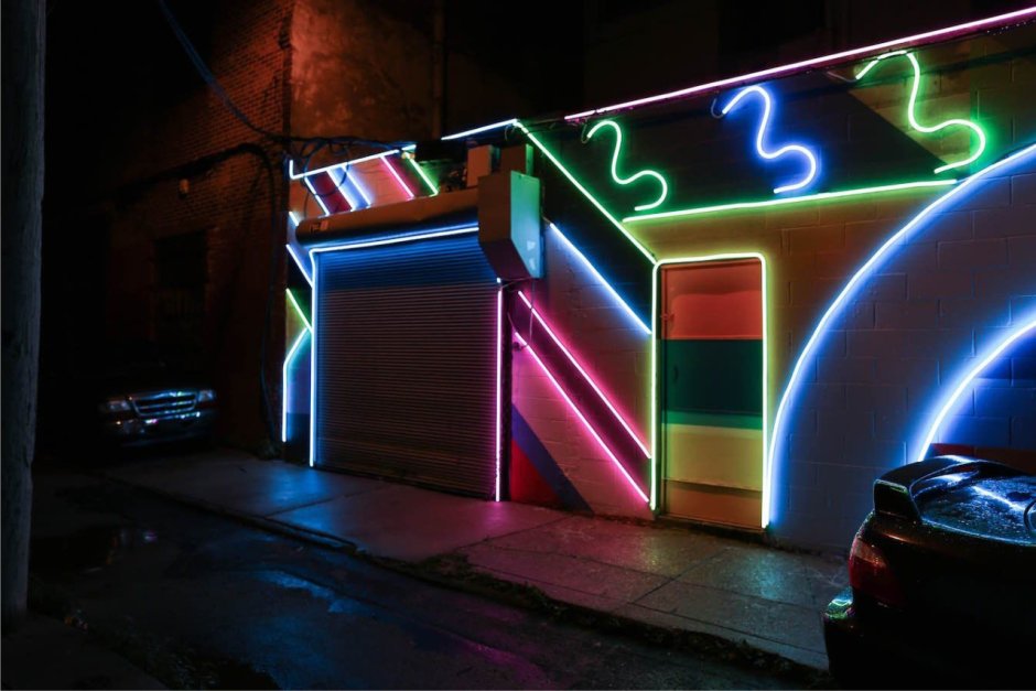 Неоновая вывеска на фасаде