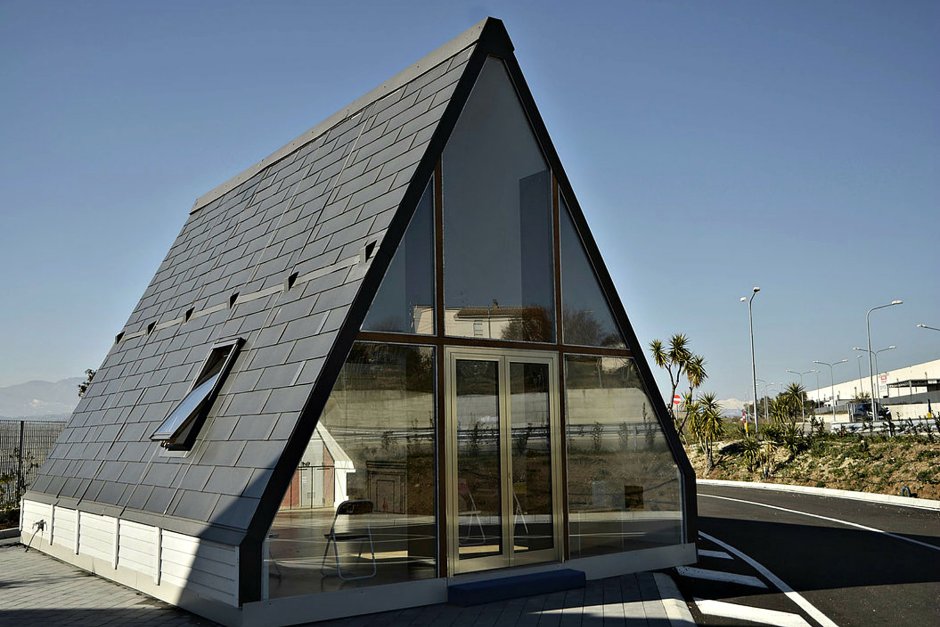 Современный дом с треугольной крышей