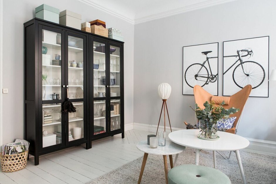 Шкаф витрина в скандинавском стиле