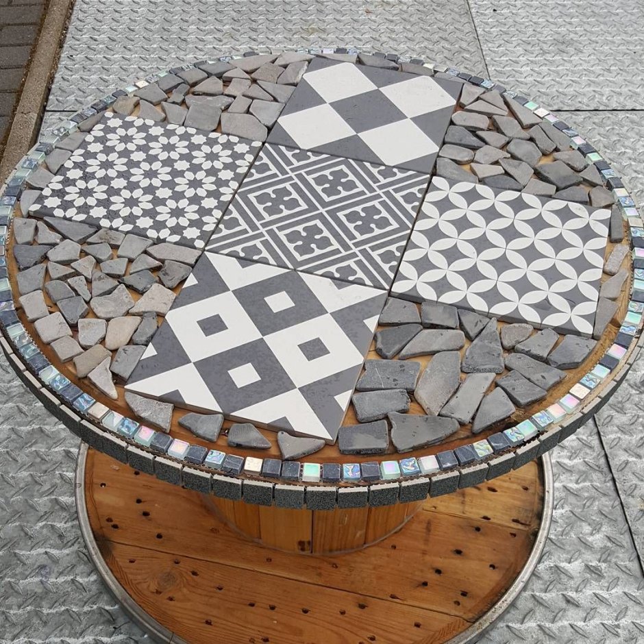 Круглый стол с мозаикой из плитки