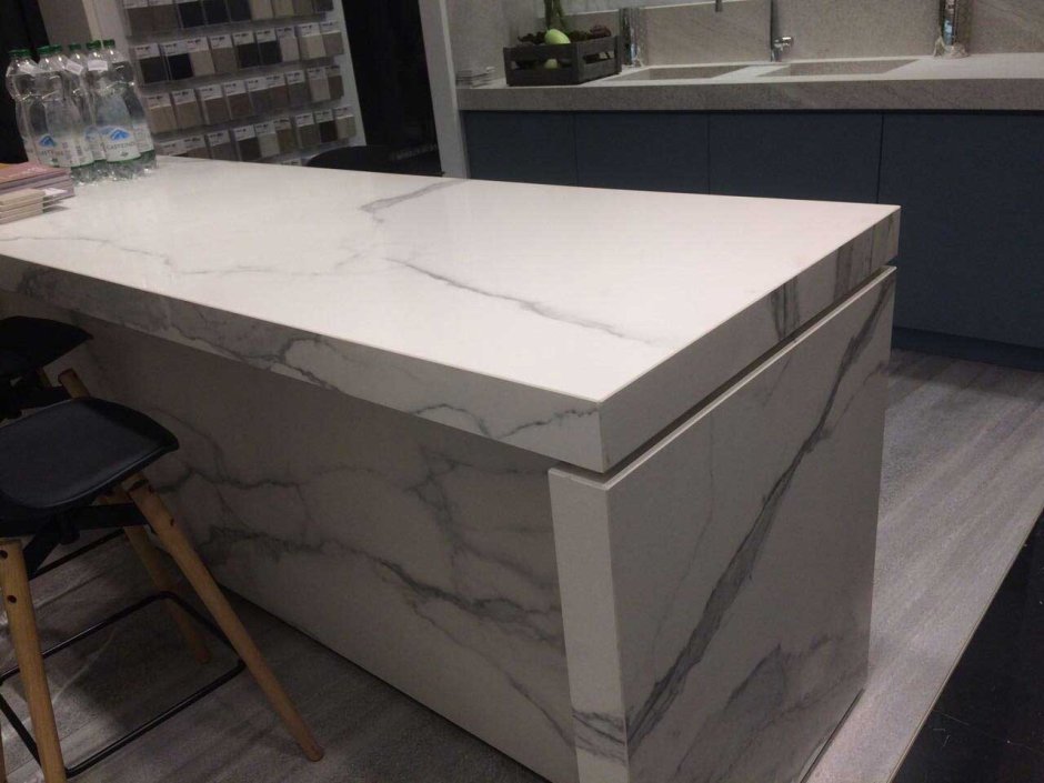 Стол со столешницей из керамогранита