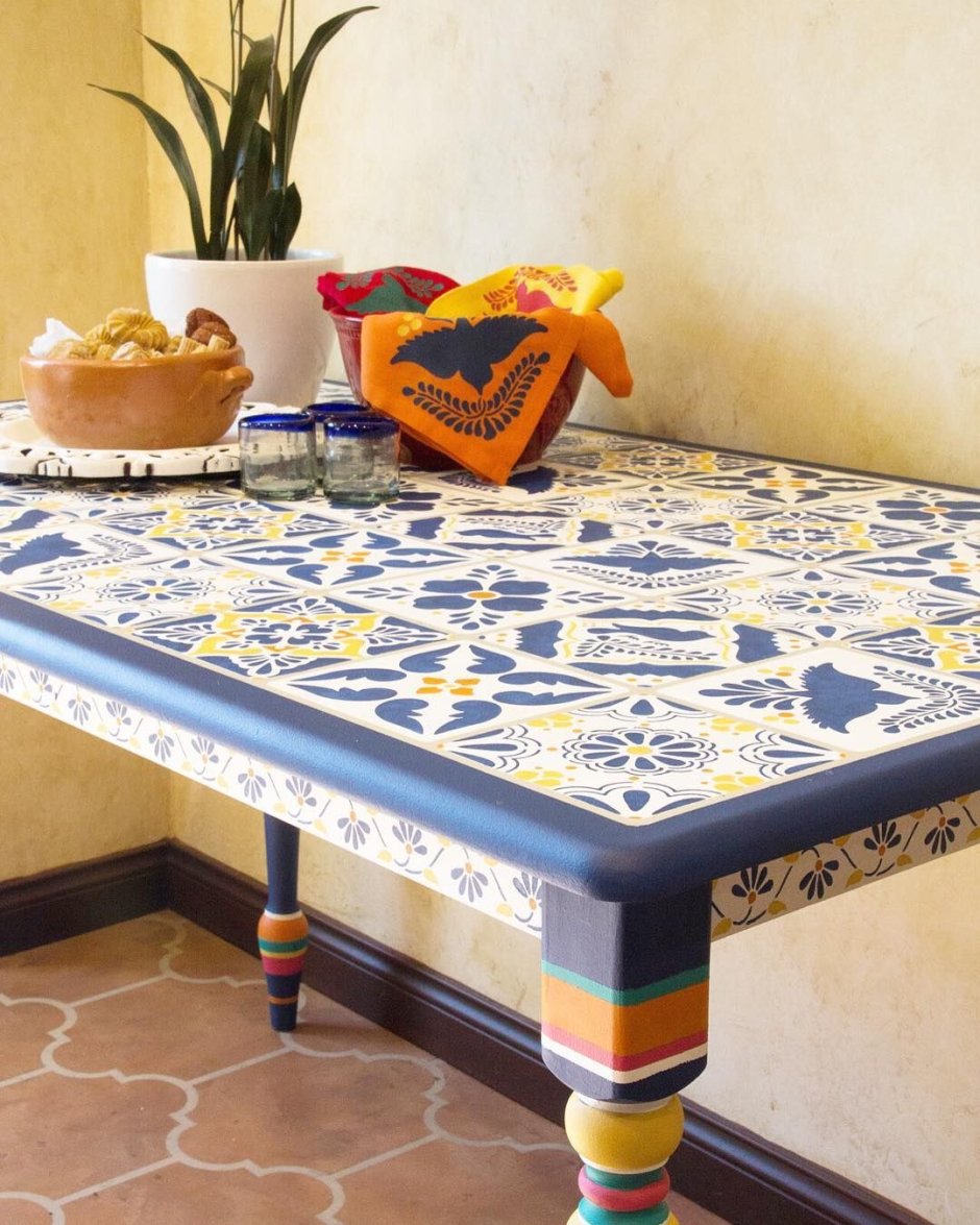 Стол декорированный плиткой