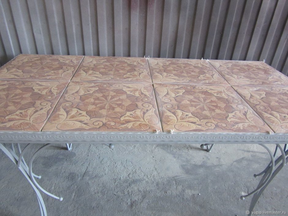 Стол из плитки