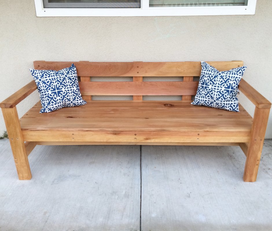 Диван на деревянном каркасе