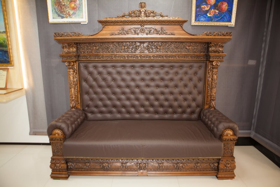 Деревянный диван с подушками