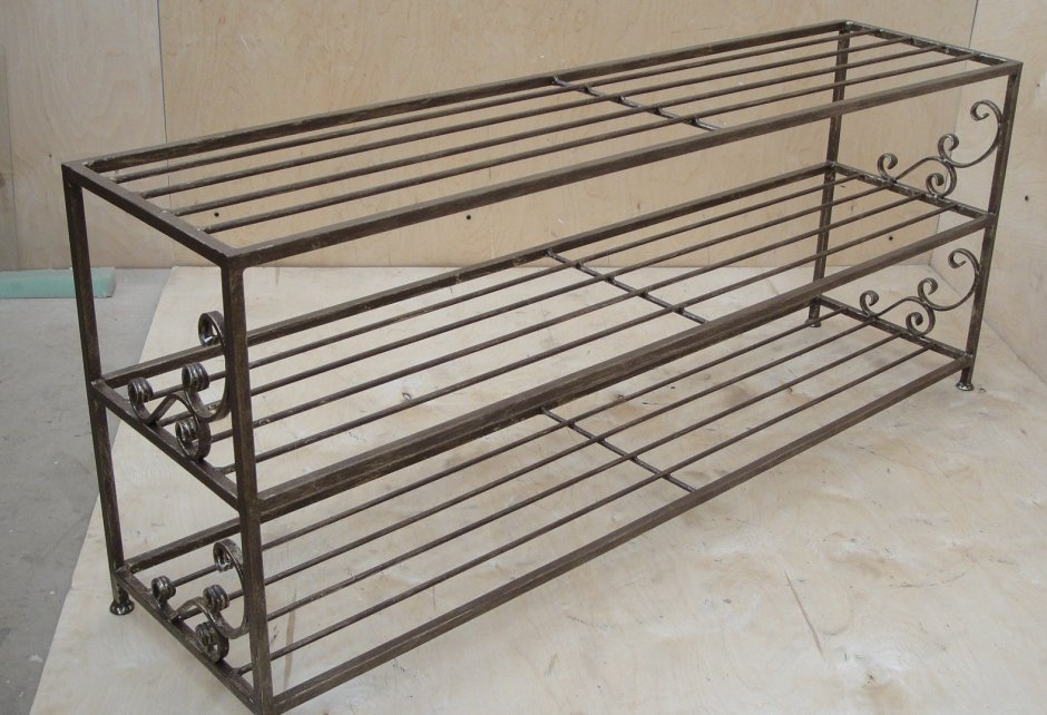 Металлическая полка для обуви из профильной трубы