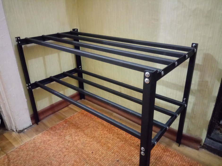 Металлическая полка для обуви из профильной трубы