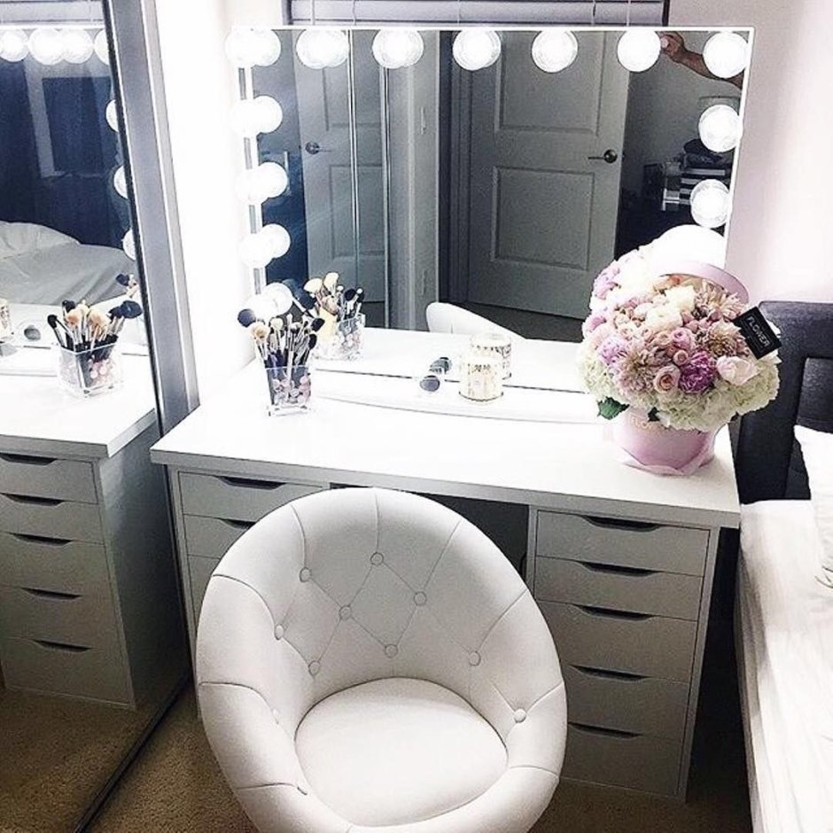 Пуф для туалетного столика