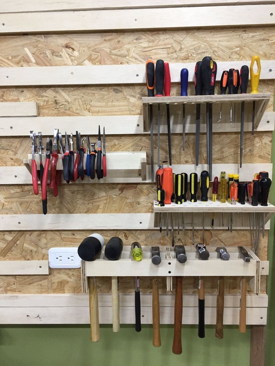Полка для инструмента в гараже