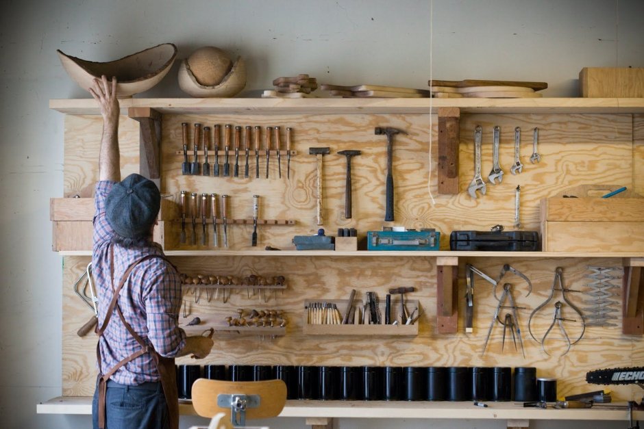Полки для инструментов в столярку