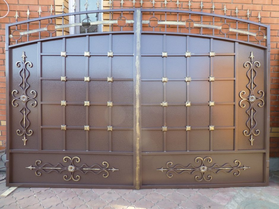 Ворота гаражные распашные с калиткой