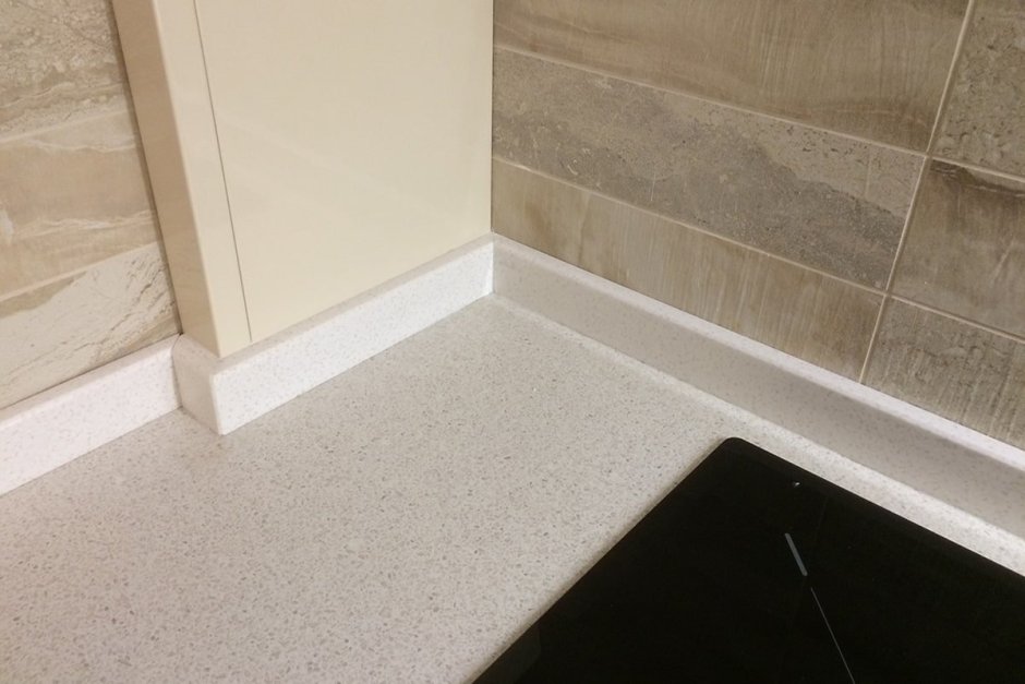 Стык между столешницей и стеной