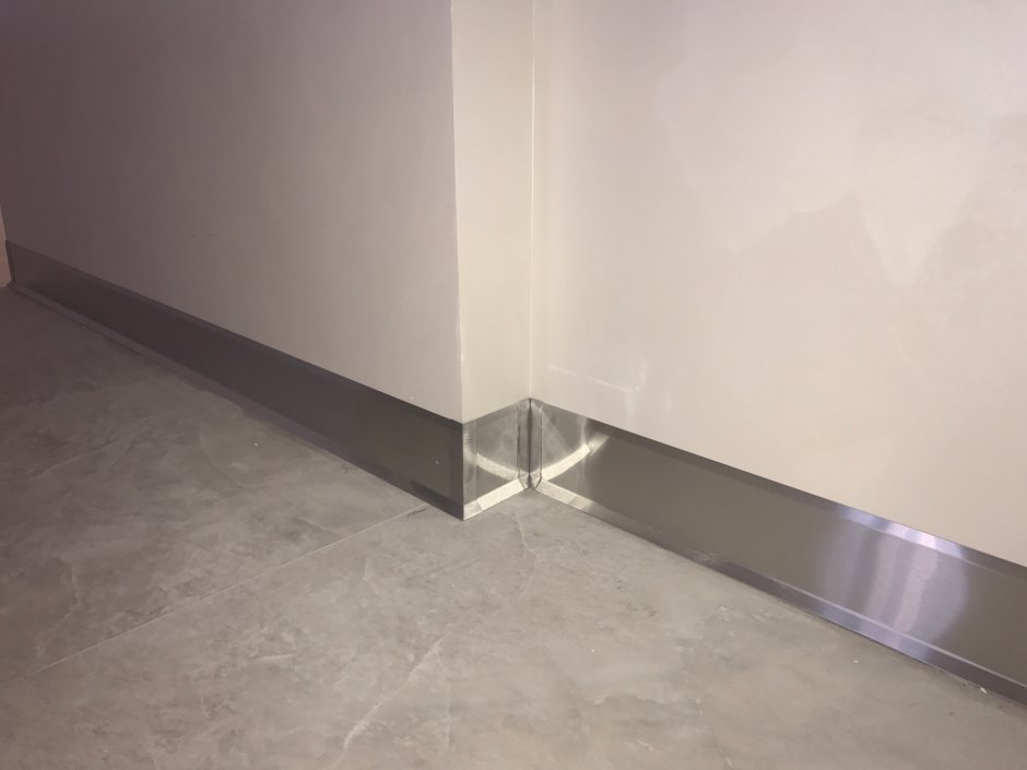 Плинтус алюминиевый напольный 20 мм